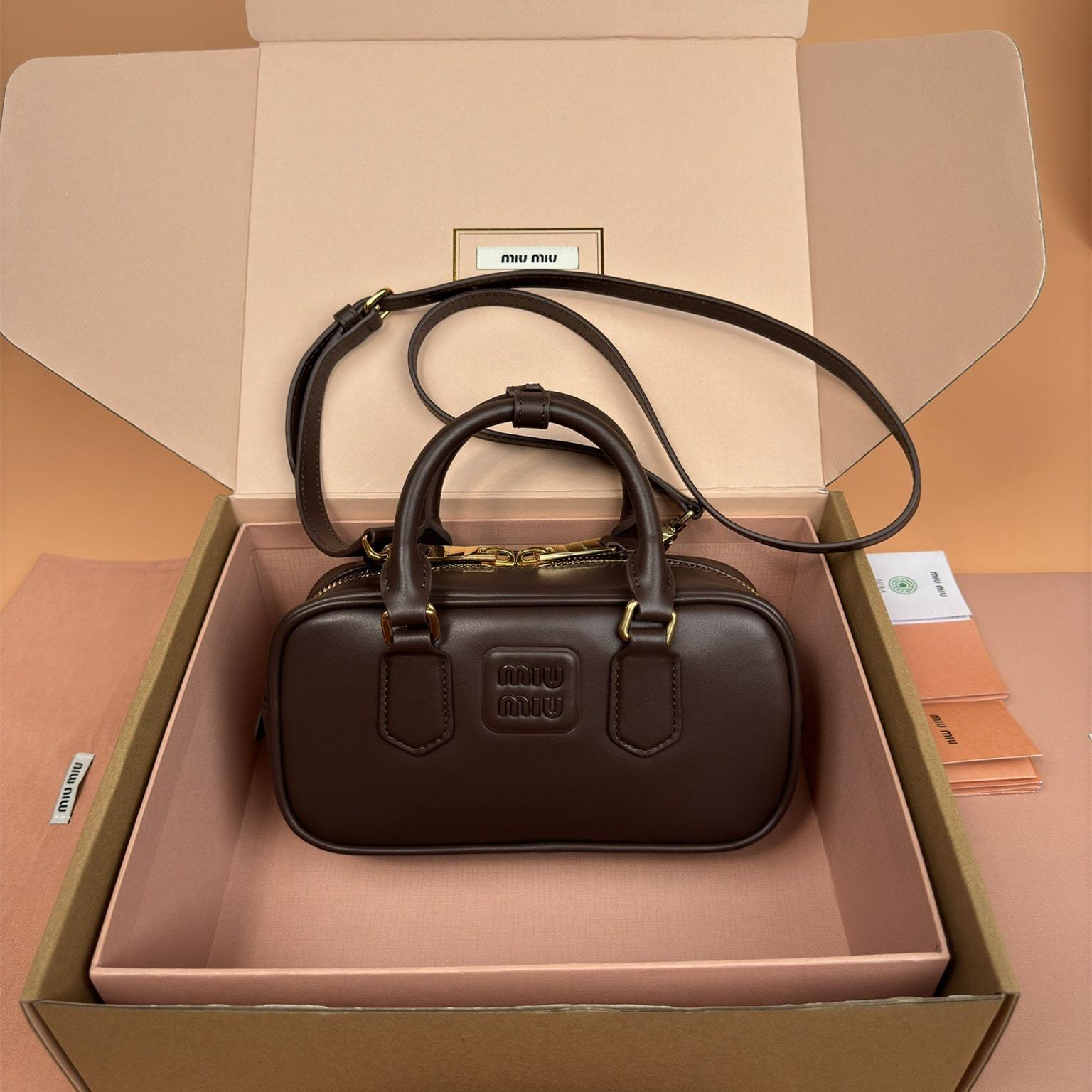 高仿miumiu*Arcadie系列5BB142小牛皮斜挎包深棕免檢版