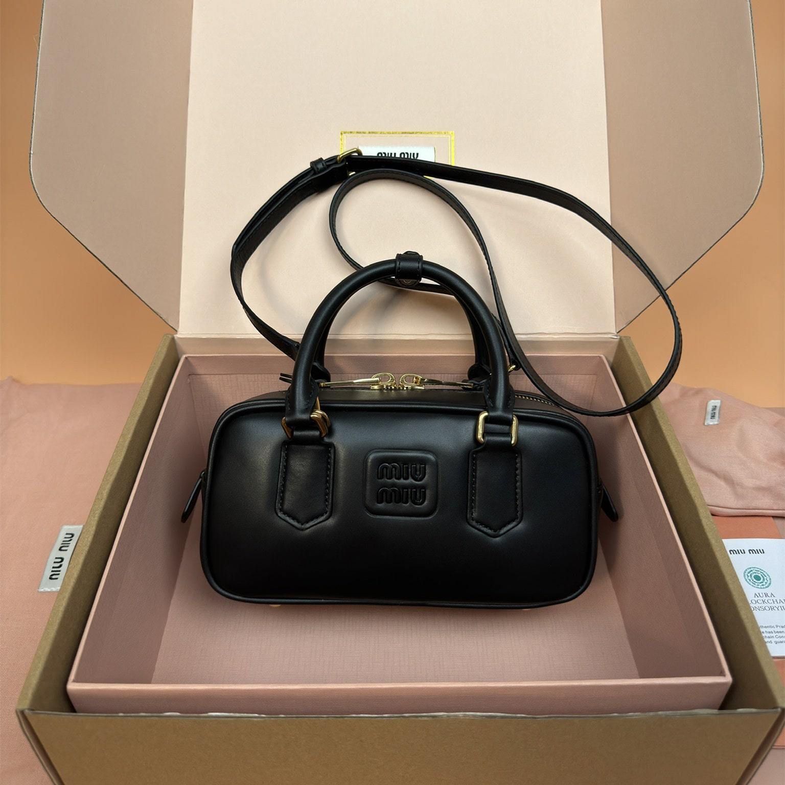 高仿miumiu*Arcadie系列5BB142小牛皮斜挎包黑色免檢版