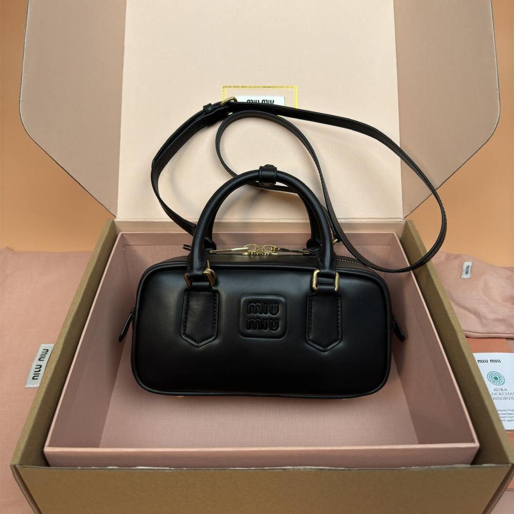 高仿miumiu*Arcadie系列5BB142小牛皮斜挎包黑色免檢版