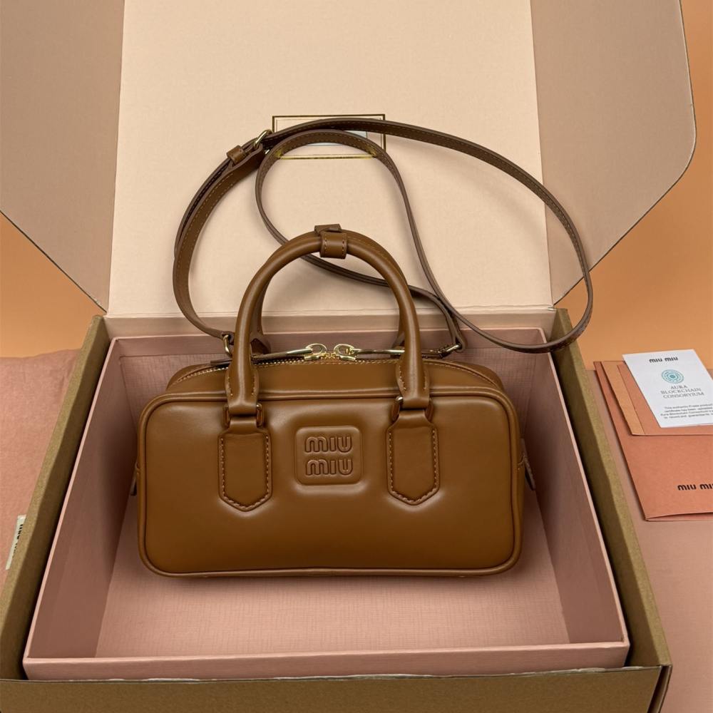 高仿miumiu*Arcadie系列5BB142小牛皮斜挎包干邑色免檢版