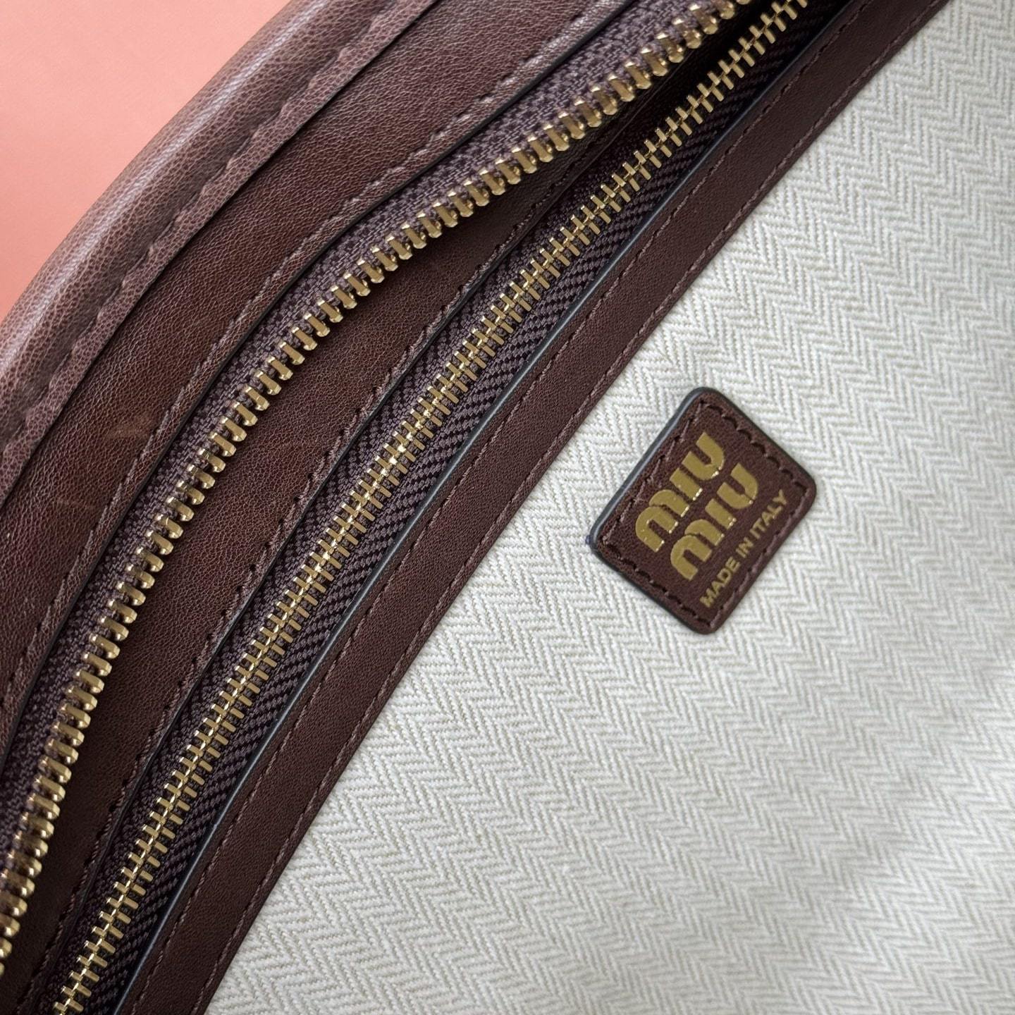 高仿miumiu*Aventure系列5BC182小羊皮腋下包石楠木色小號免檢版