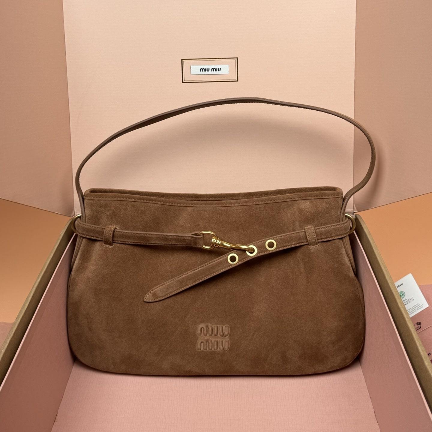 高仿miumiu*Aventure系列5BC181麂皮腋下包駝色中號免檢版