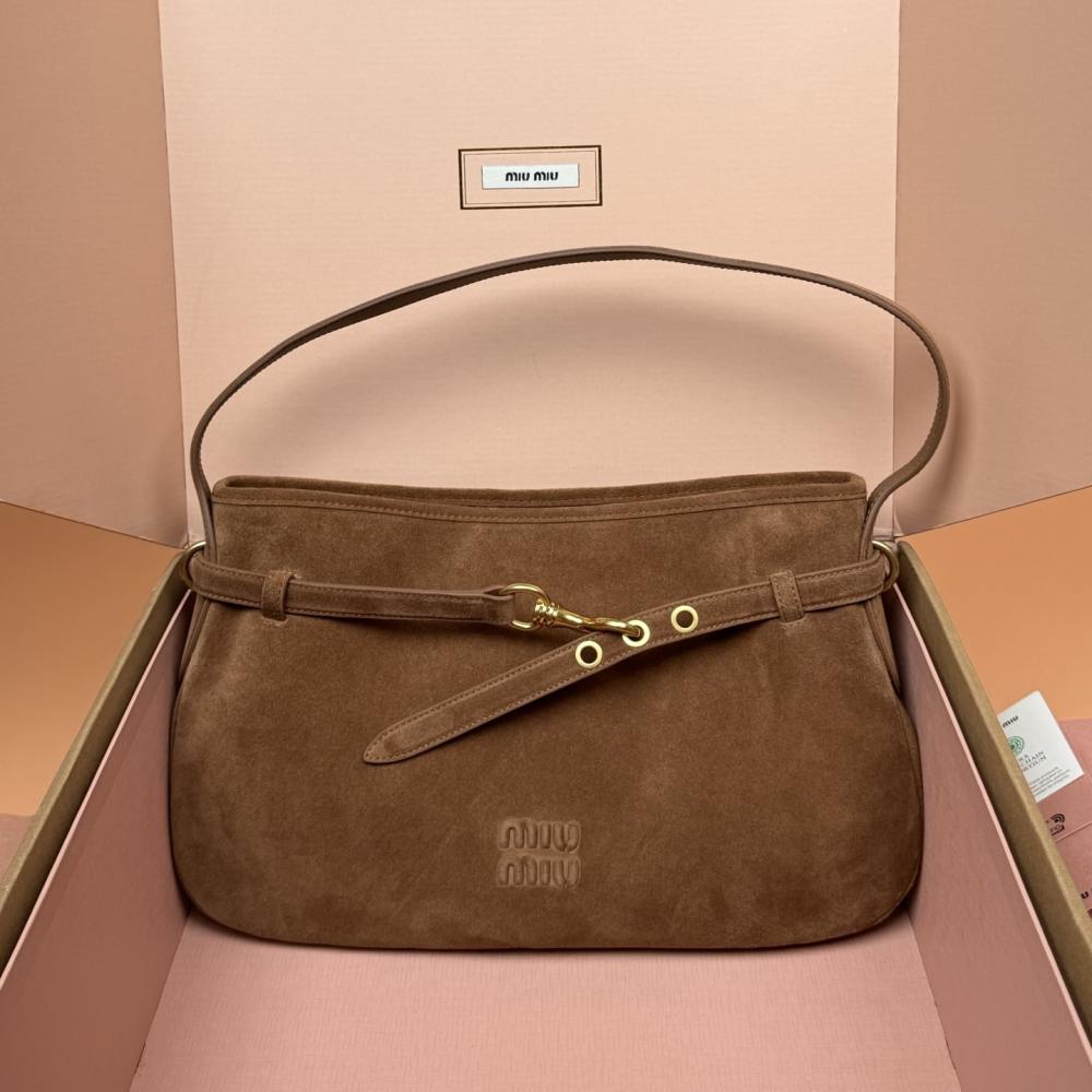 高仿miumiu*Aventure系列5BC181麂皮腋下包駝色中號免檢版