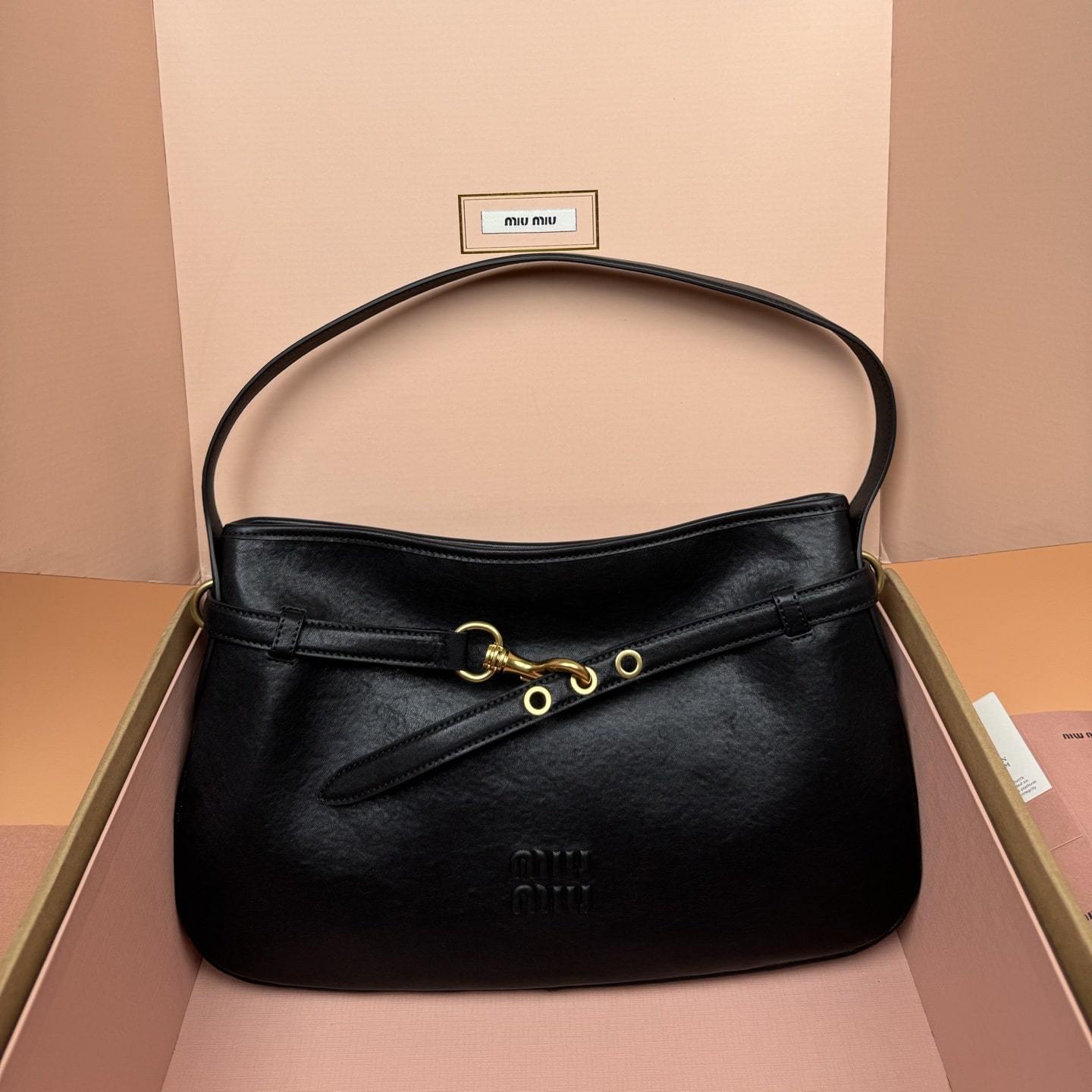 高仿miumiu*Aventure系列5BC181小羊皮腋下包黑色中號免檢版