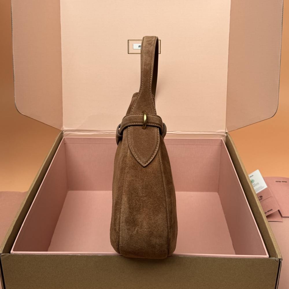 高仿miumiu*Aventure系列5BC181麂皮腋下包駝色中號免檢版