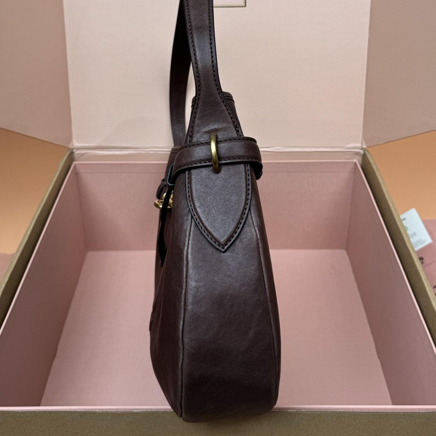 高仿miumiu*Aventure系列5BC181小羊皮腋下包石楠木色中號免檢版