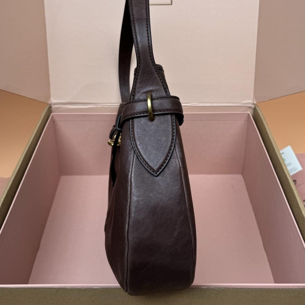 高仿miumiu*Aventure系列5BC181小羊皮腋下包石楠木色中號免檢版