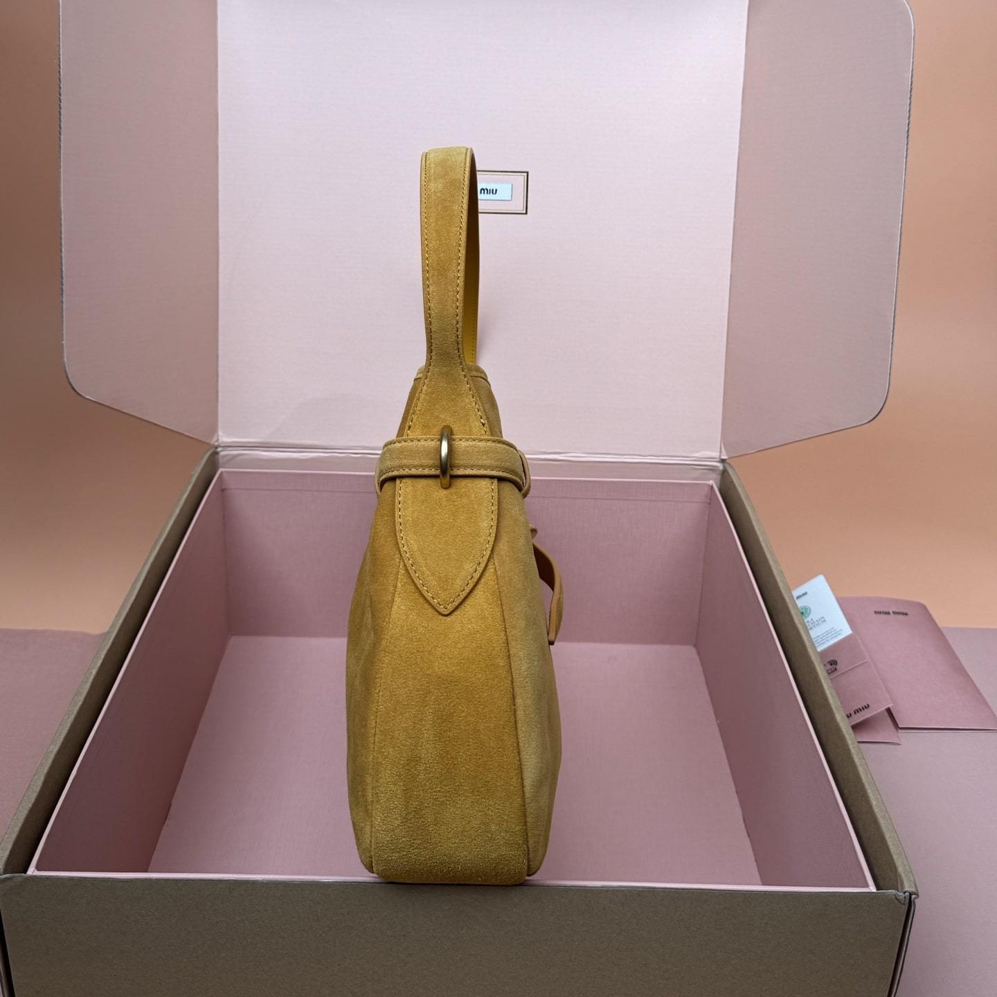 高仿miumiu*Aventure系列5BC182麂皮腋下包黃色小號免檢版