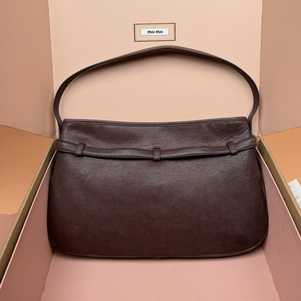 高仿miumiu*Aventure系列5BC181小羊皮腋下包石楠木色中號免檢版