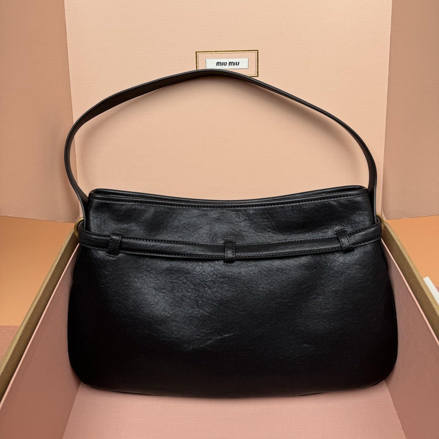 高仿miumiu*Aventure系列5BC181小羊皮腋下包黑色中號免檢版