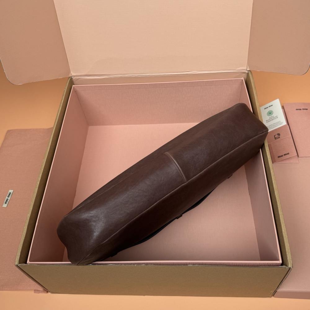 高仿miumiu*Aventure系列5BC181小羊皮腋下包石楠木色中號免檢版