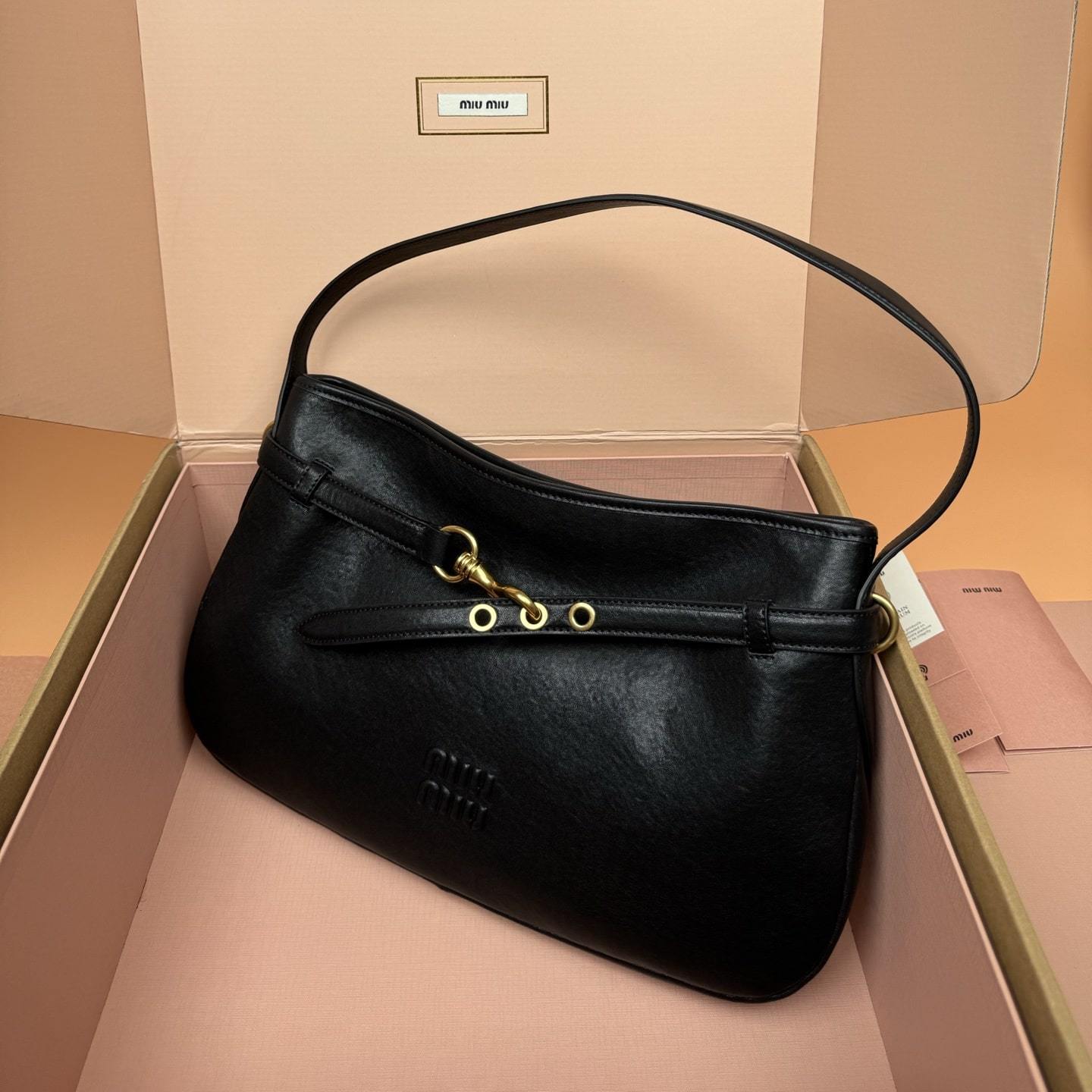 高仿miumiu*Aventure系列5BC181小羊皮腋下包黑色中號免檢版