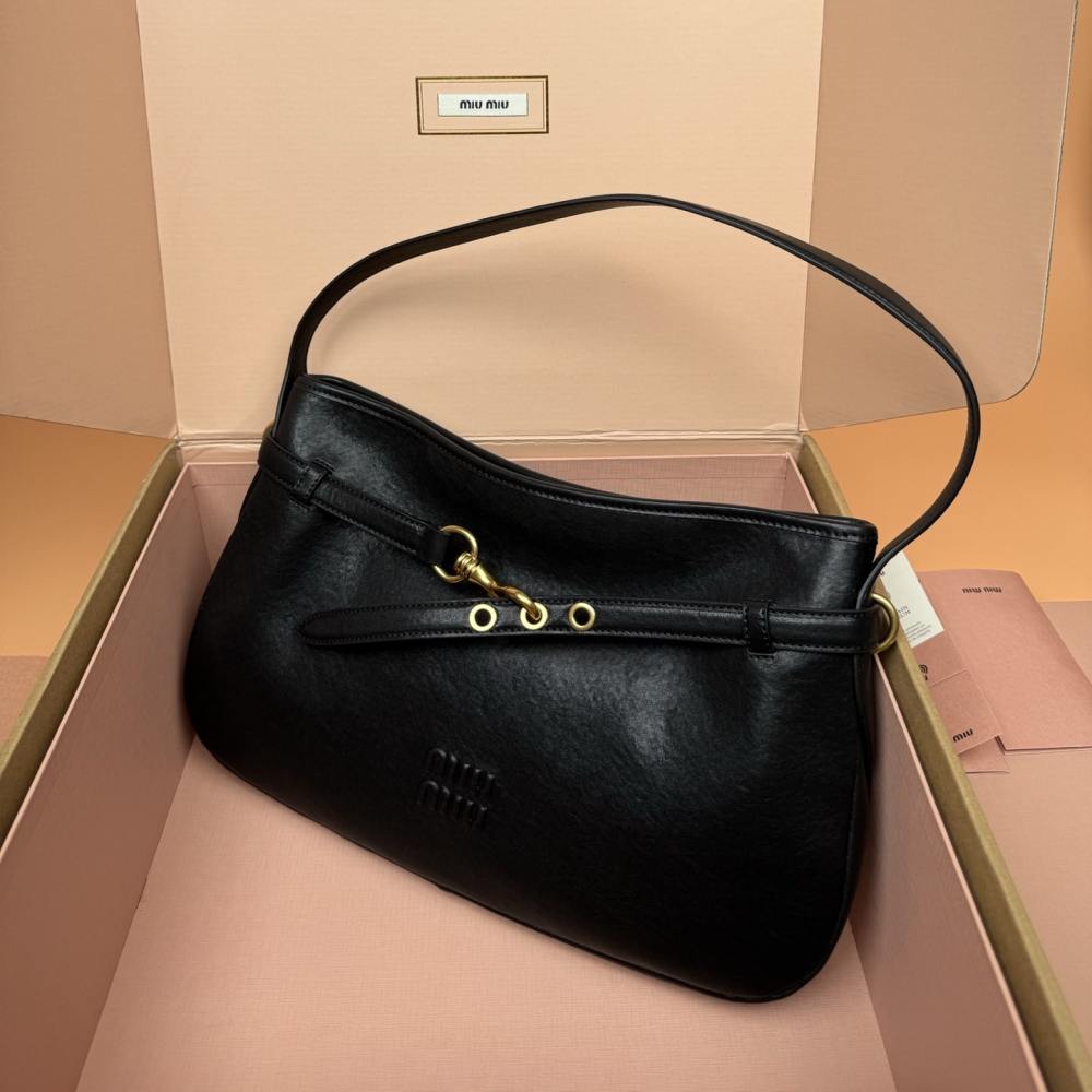 高仿miumiu*Aventure系列5BC181小羊皮腋下包黑色中號免檢版