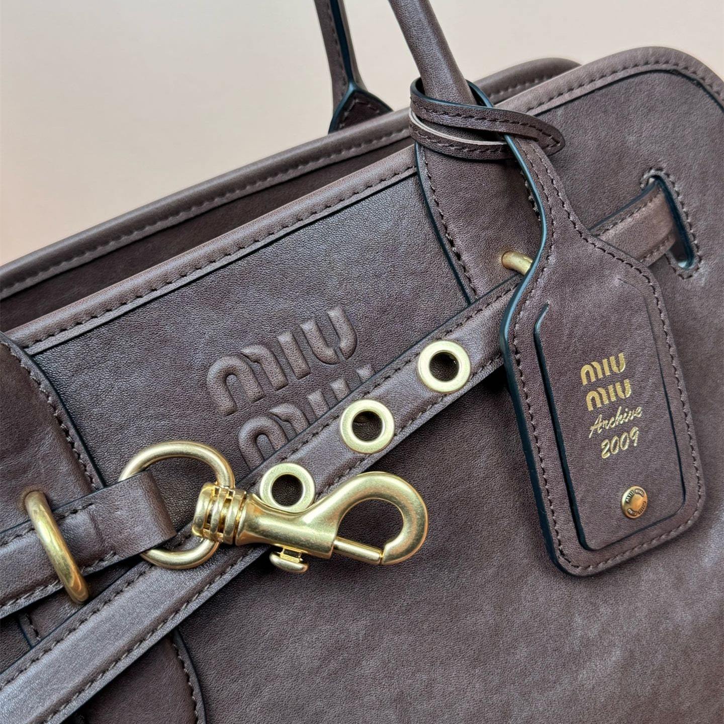 高仿miumiu*Aventure系列5BG291手提包石楠木色免檢版