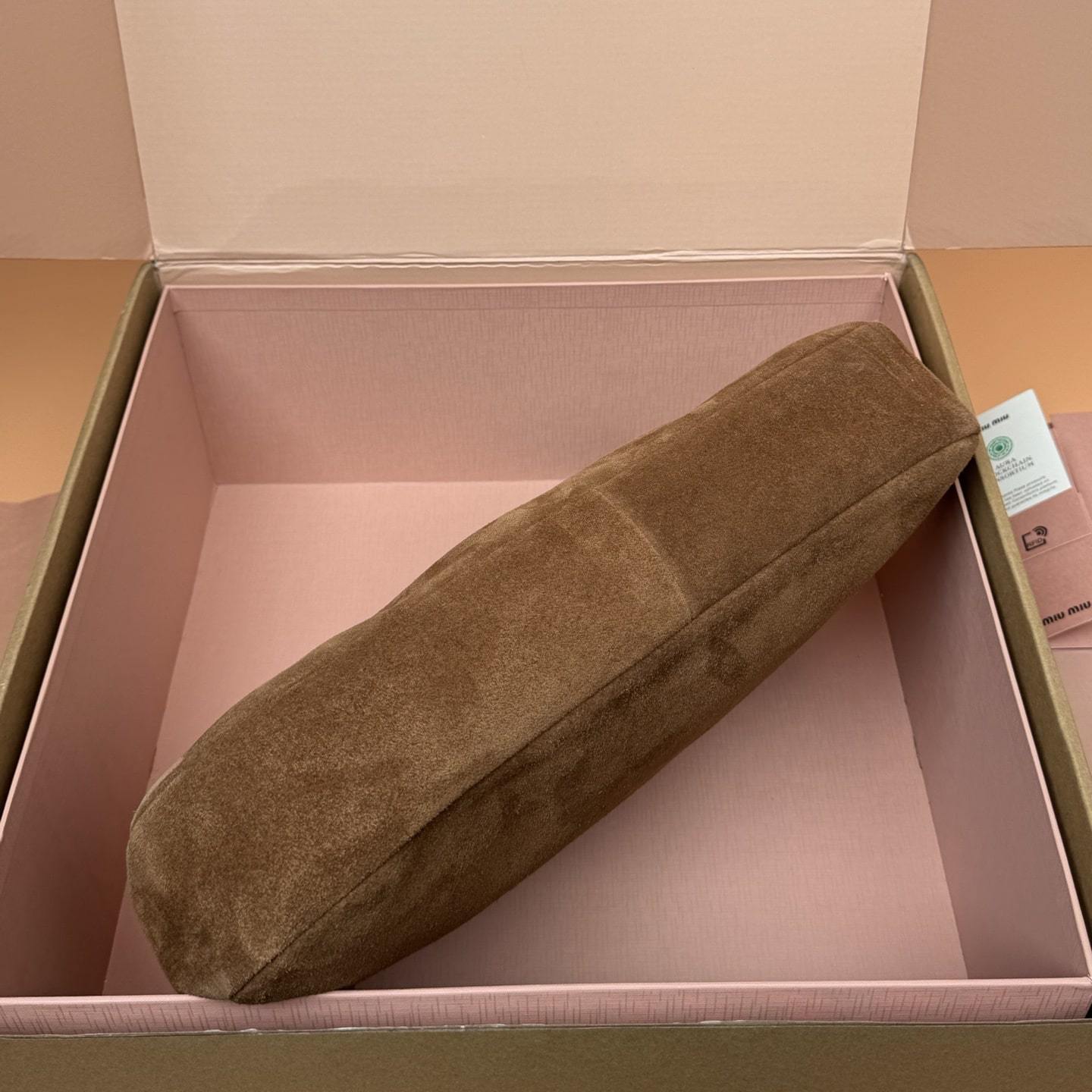 高仿miumiu*Aventure系列5BC181麂皮腋下包駝色中號免檢版
