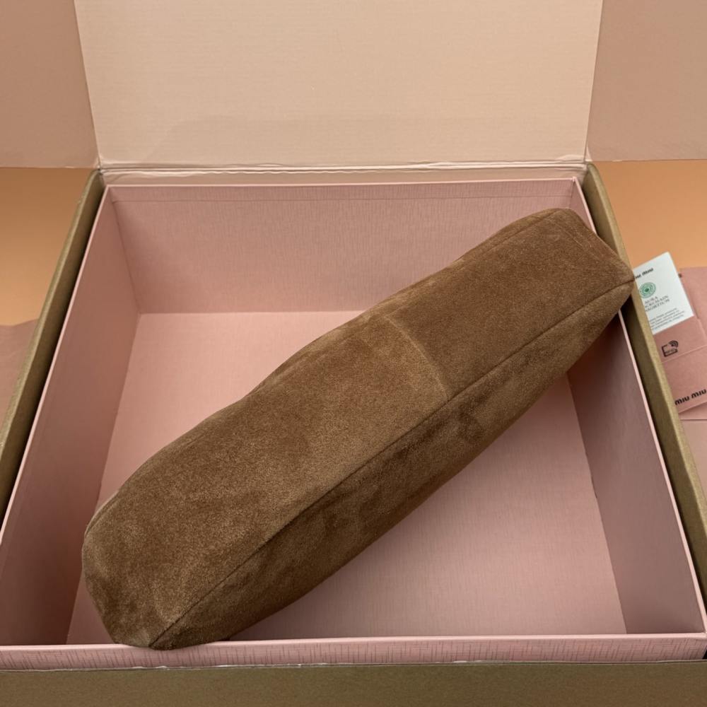 高仿miumiu*Aventure系列5BC181麂皮腋下包駝色中號免檢版