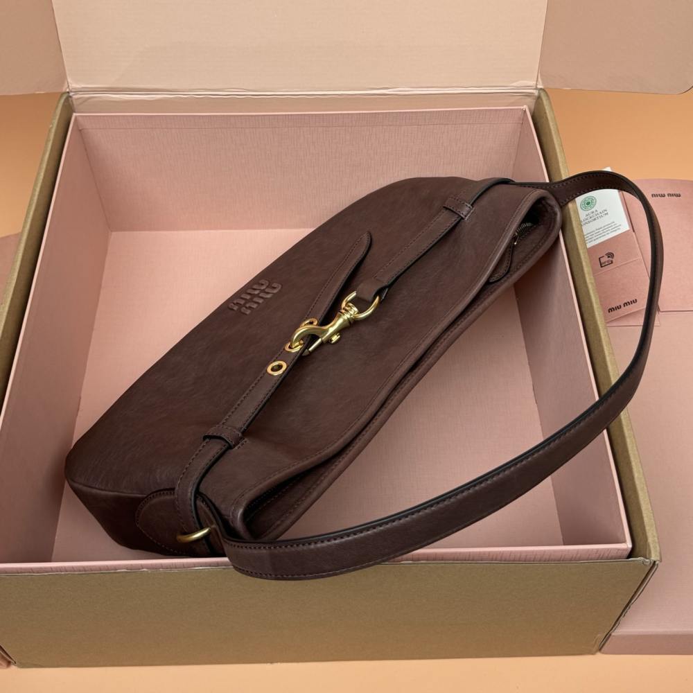 高仿miumiu*Aventure系列5BC181小羊皮腋下包石楠木色中號免檢版