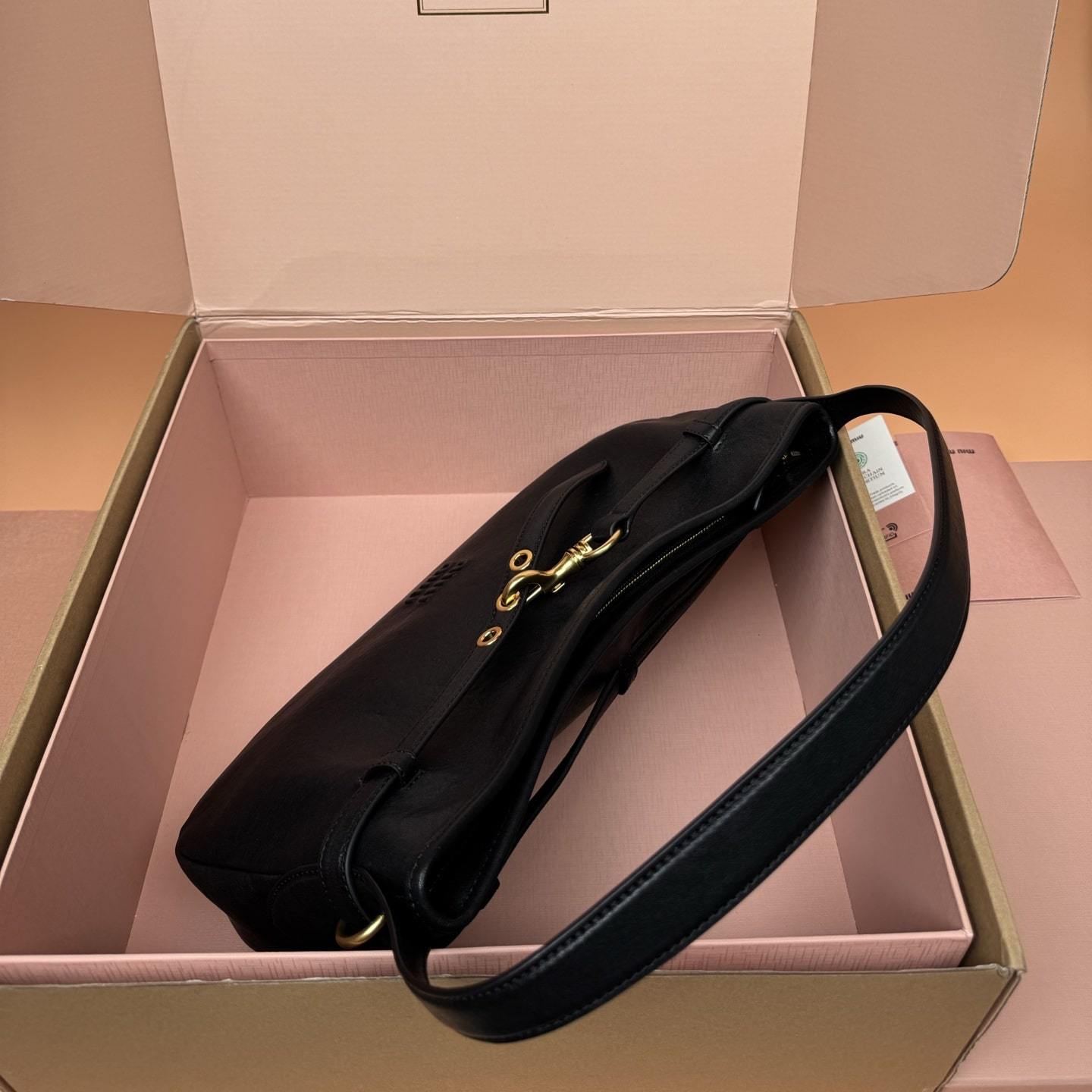 高仿miumiu*Aventure系列5BC181小羊皮腋下包黑色中號免檢版