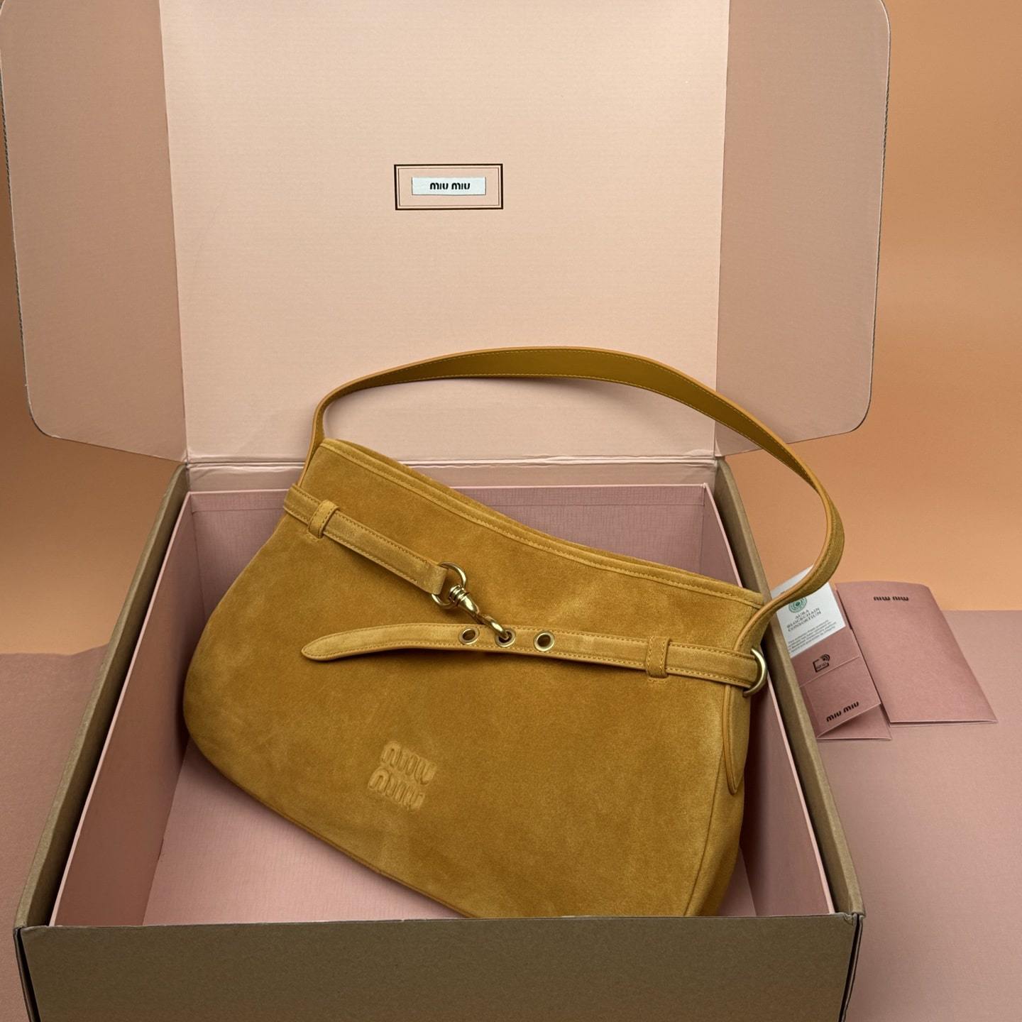 高仿miumiu*Aventure系列5BC182麂皮腋下包黃色小號免檢版