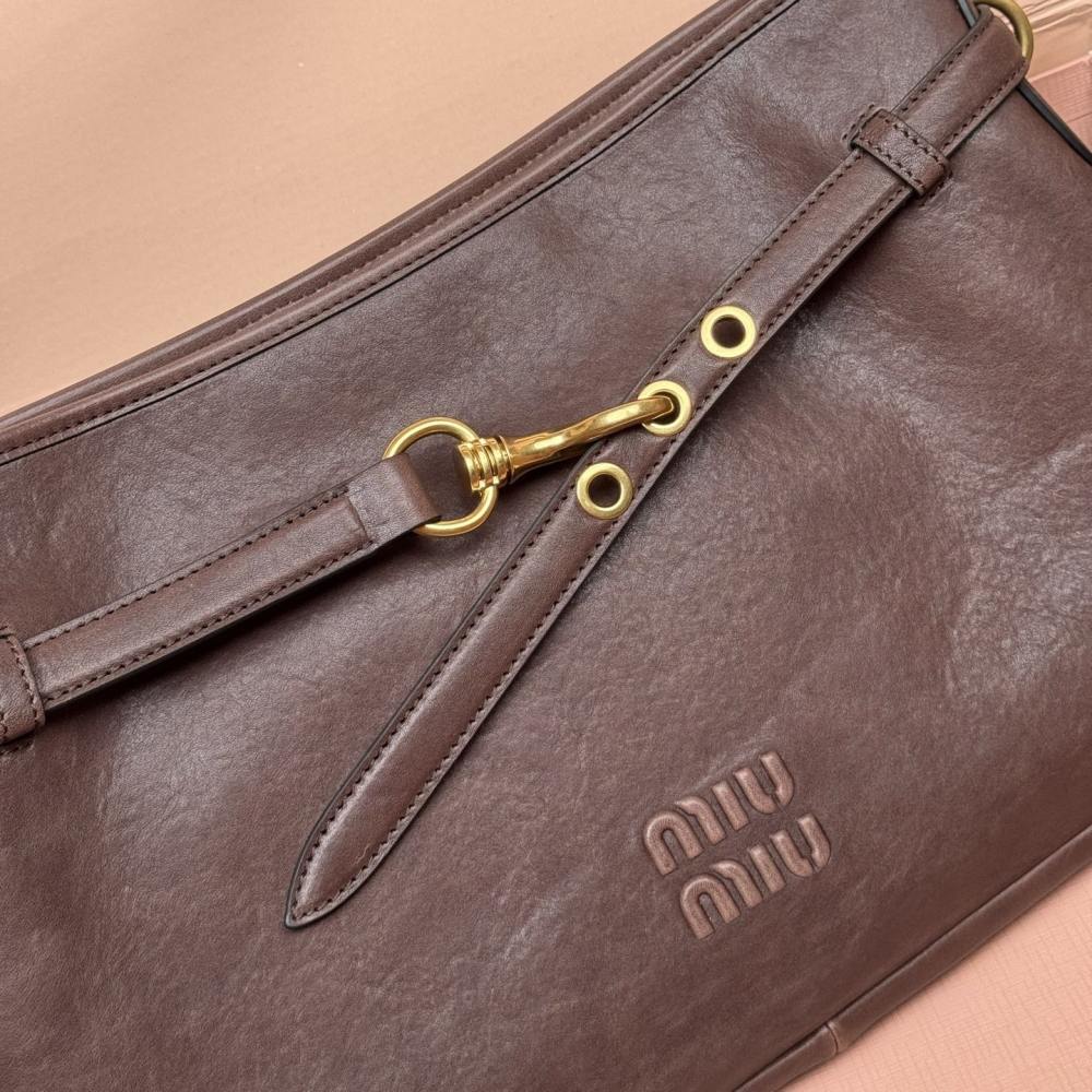 高仿miumiu*Aventure系列5BC181小羊皮腋下包石楠木色中號免檢版