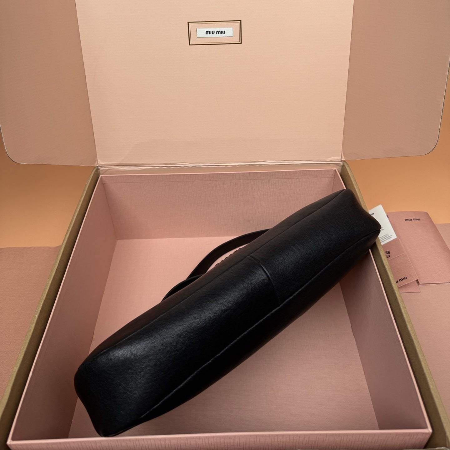 高仿miumiu*Aventure系列5BC181小羊皮腋下包黑色中號免檢版