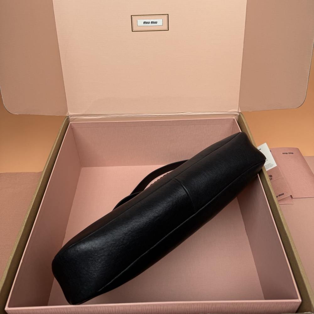 高仿miumiu*Aventure系列5BC181小羊皮腋下包黑色中號免檢版
