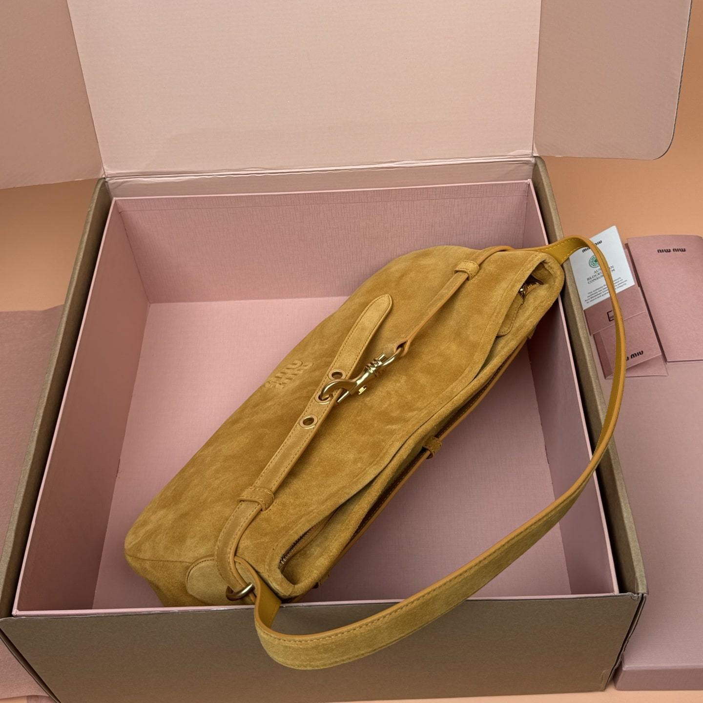 高仿miumiu*Aventure系列5BC182麂皮腋下包黃色小號免檢版
