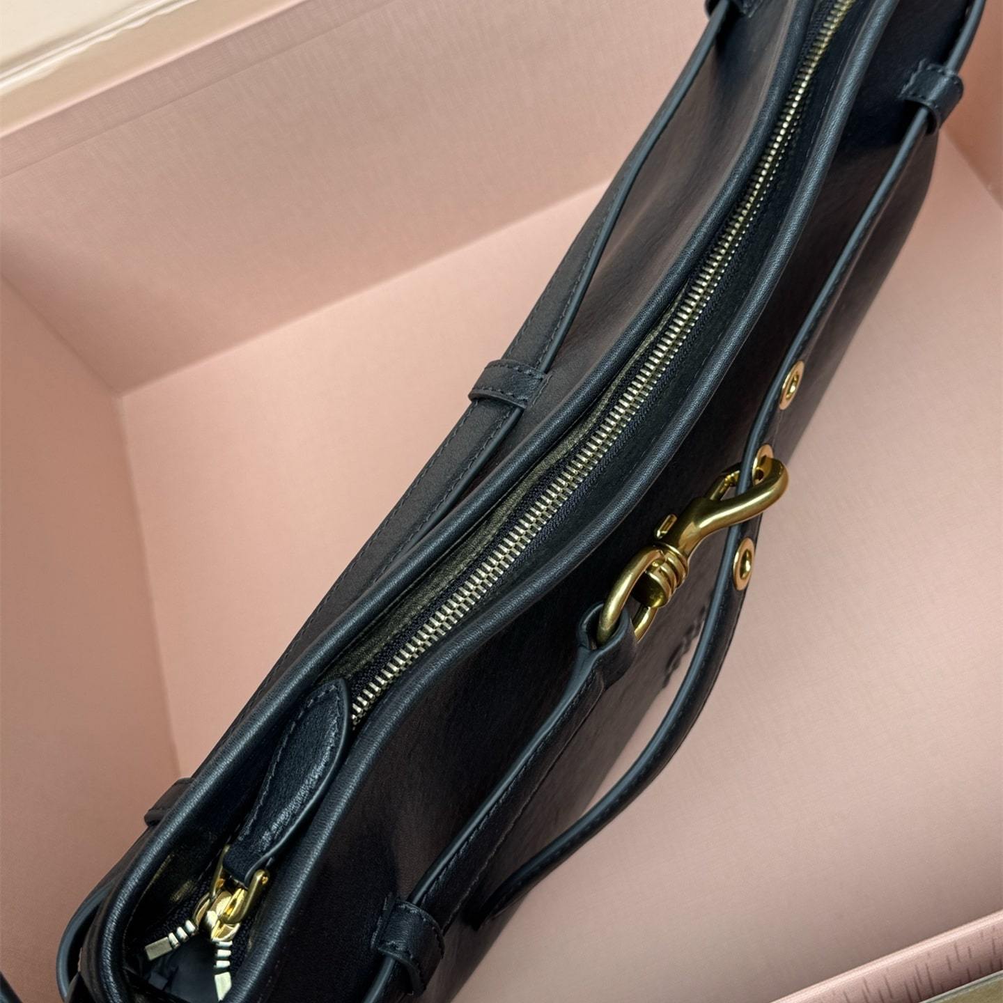 高仿miumiu*Aventure系列5BC181小羊皮腋下包黑色中號免檢版