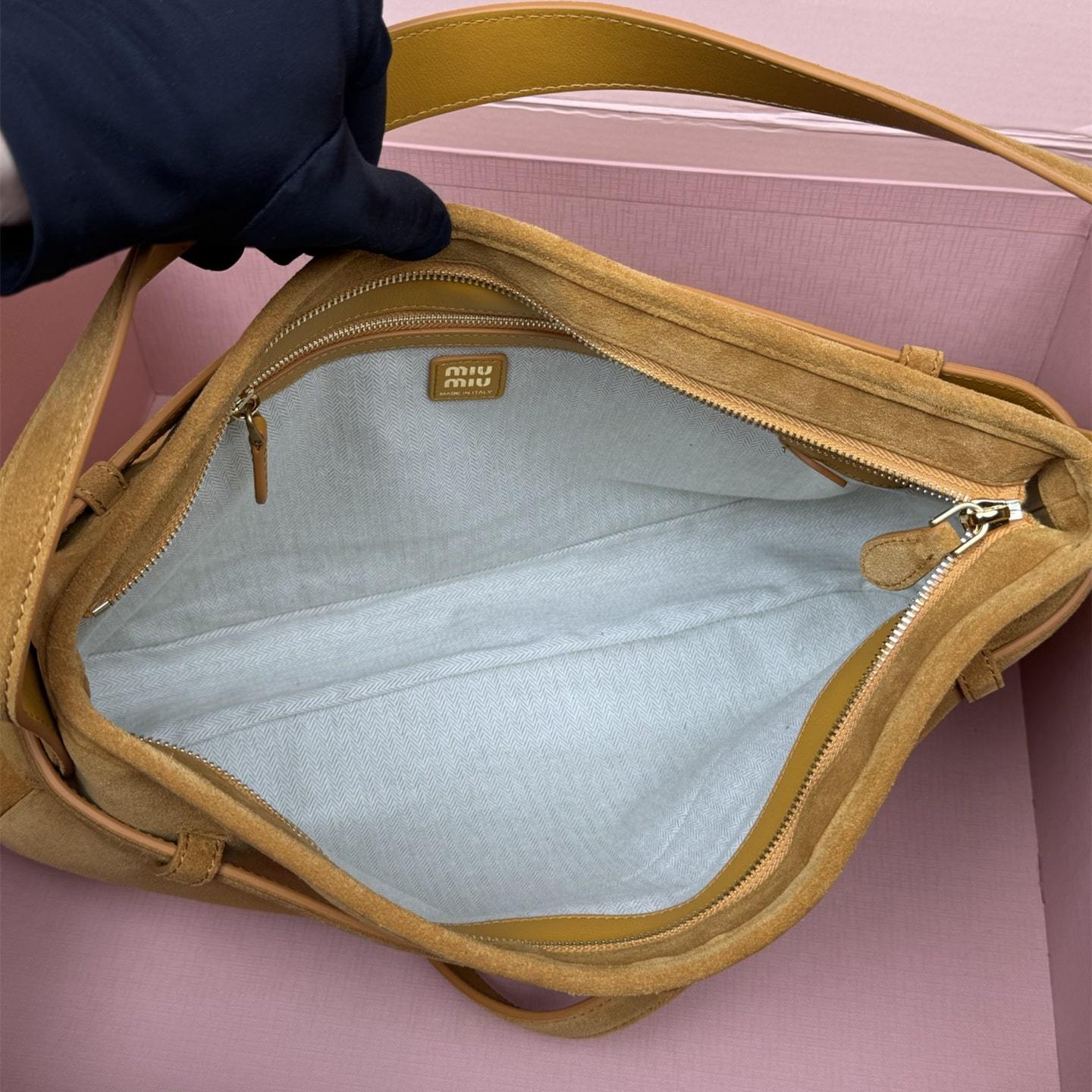 高仿miumiu*Aventure系列5BC181小牛皮腋下包黃色中號免檢版
