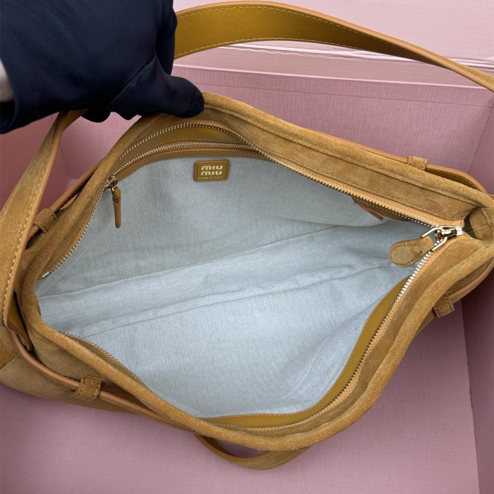 高仿miumiu*Aventure系列5BC181小牛皮腋下包黃色中號免檢版