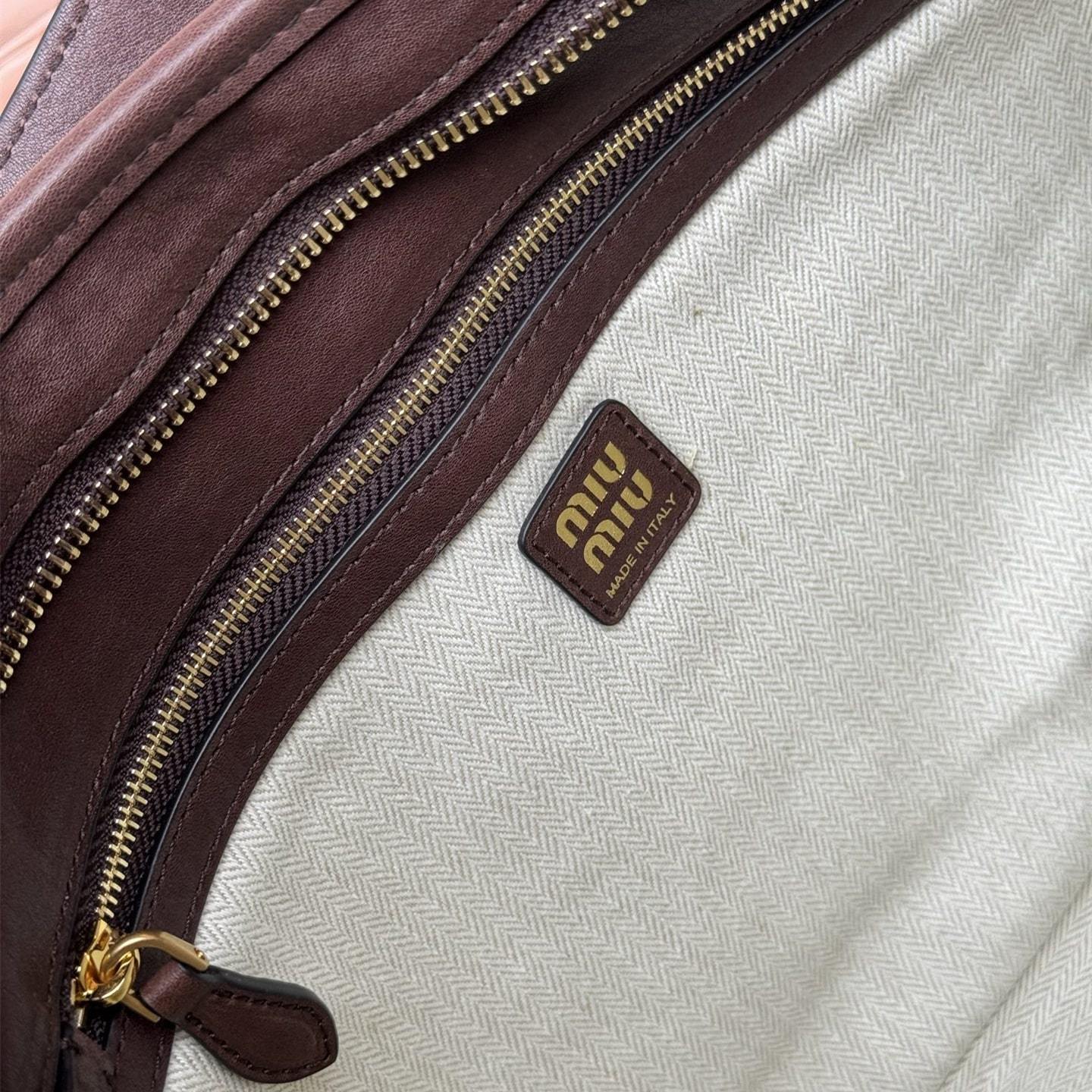 高仿miumiu*Aventure系列5BC181小羊皮腋下包石楠木色中號免檢版