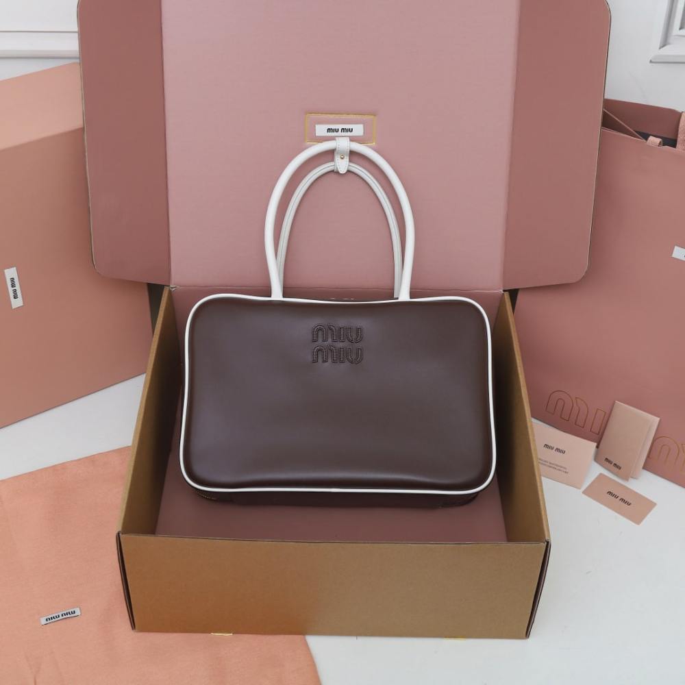 高仿miumiu*Beau系列5BB172小牛皮手袋石楠木白色大號免檢版