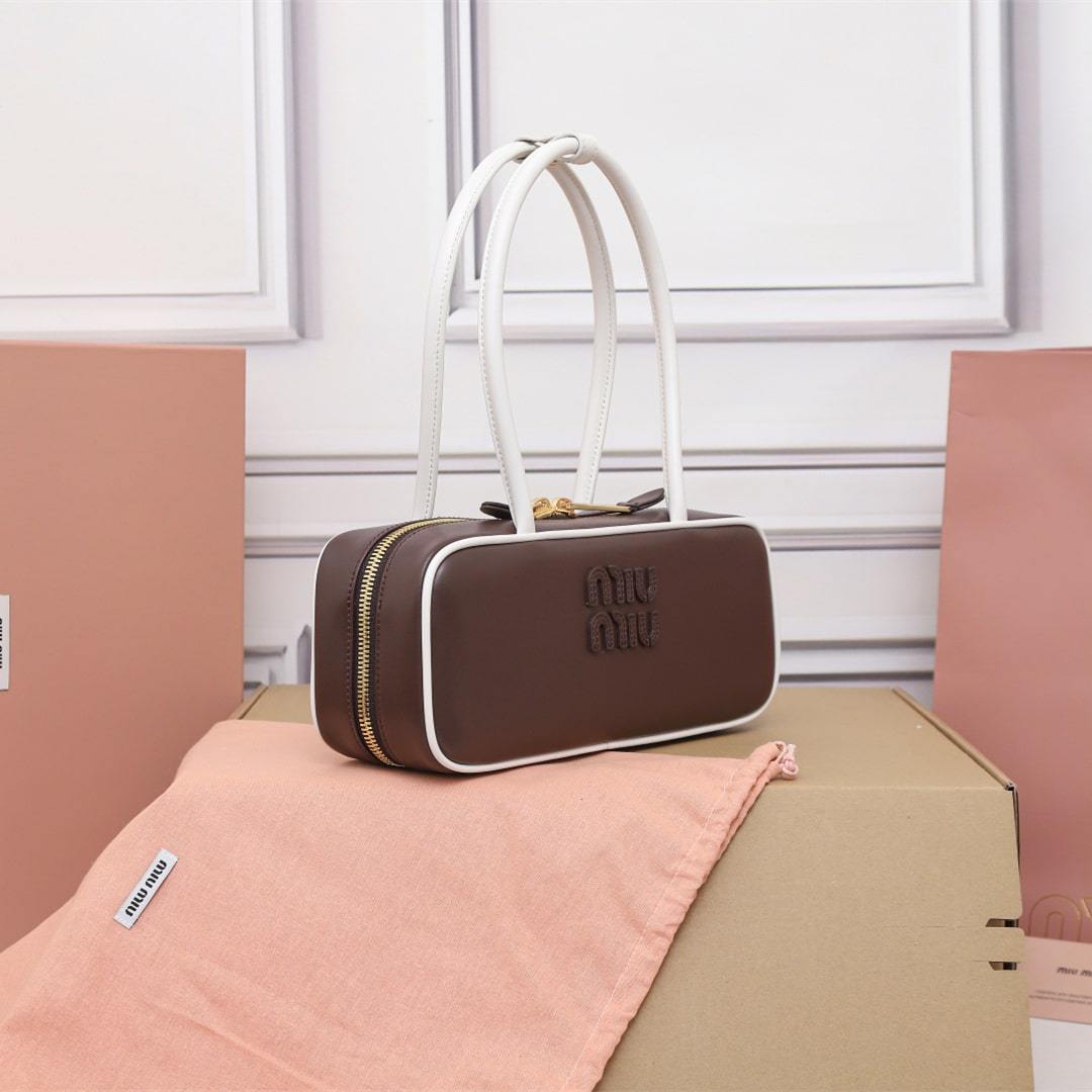 高仿miumiu*Beau系列5BB173小牛皮手袋石楠木白色小號免檢版