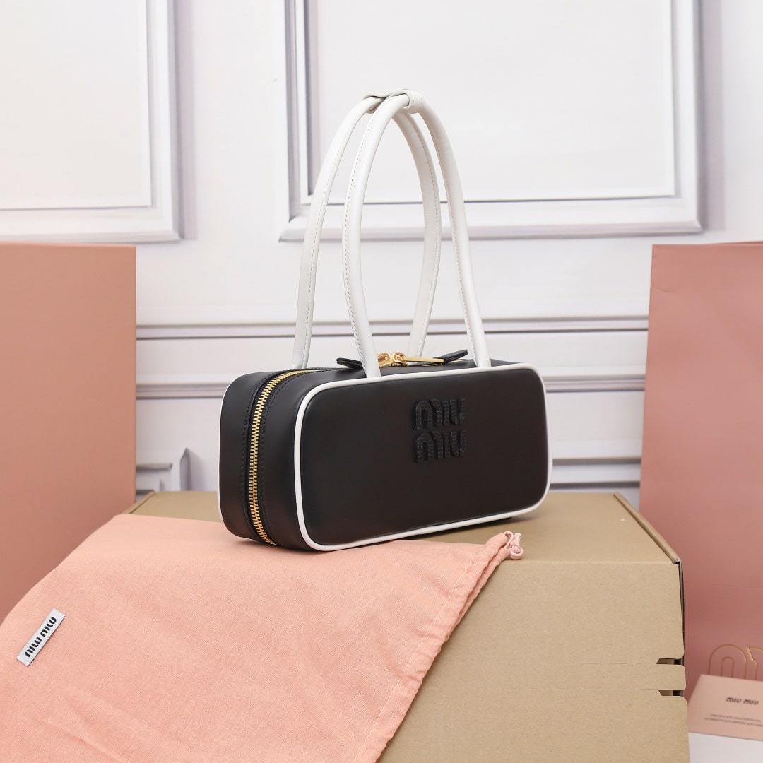 高仿miumiu*Beau系列5BB173小牛皮手袋黑白色小號免檢版