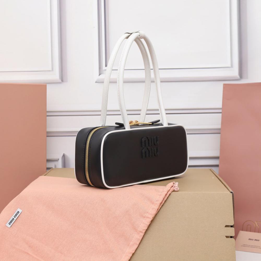 高仿miumiu*Beau系列5BB173小牛皮手袋黑白色小號免檢版