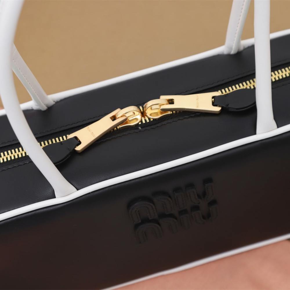 高仿miumiu*Beau系列5BB173小牛皮手袋黑白色小號免檢版