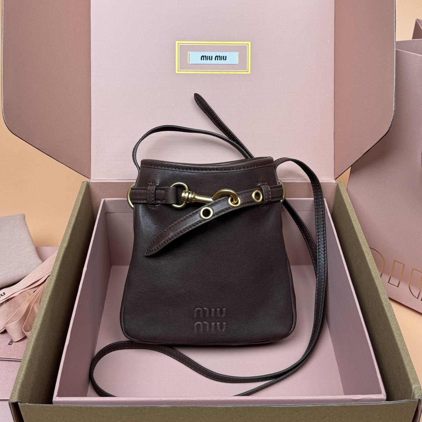 高仿miumiu*5NR461小羊皮水桶袋石楠木色免檢版