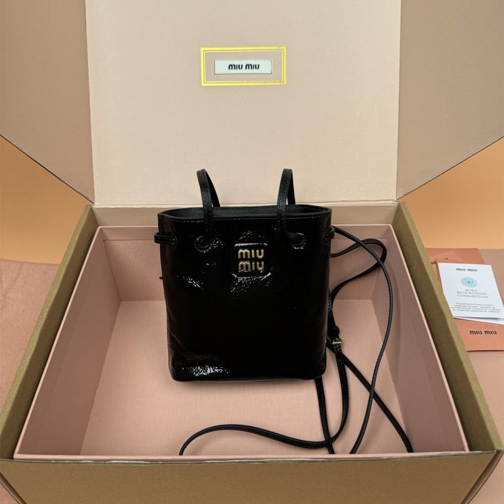 高仿miumiu*5NR460漆面羊皮水桶包黑色免檢版