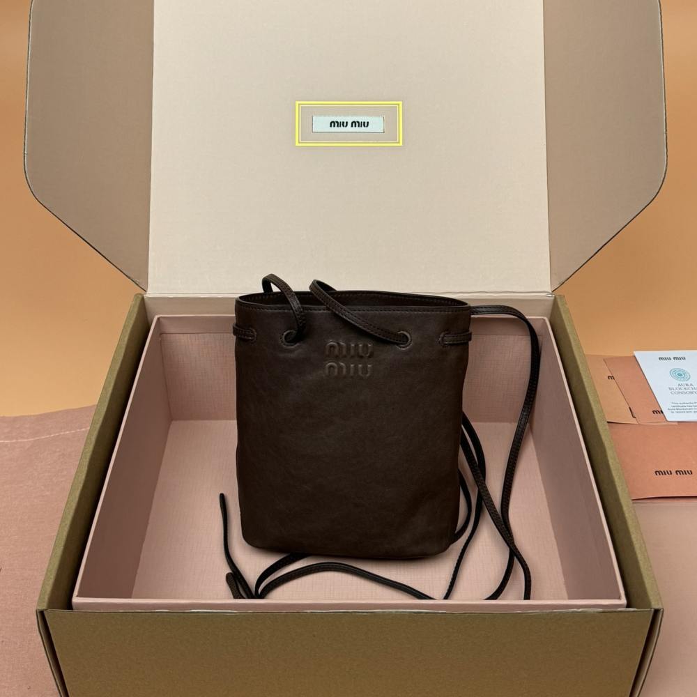 高仿miumiu*5NR460小羊皮水桶包石楠木色免檢版
