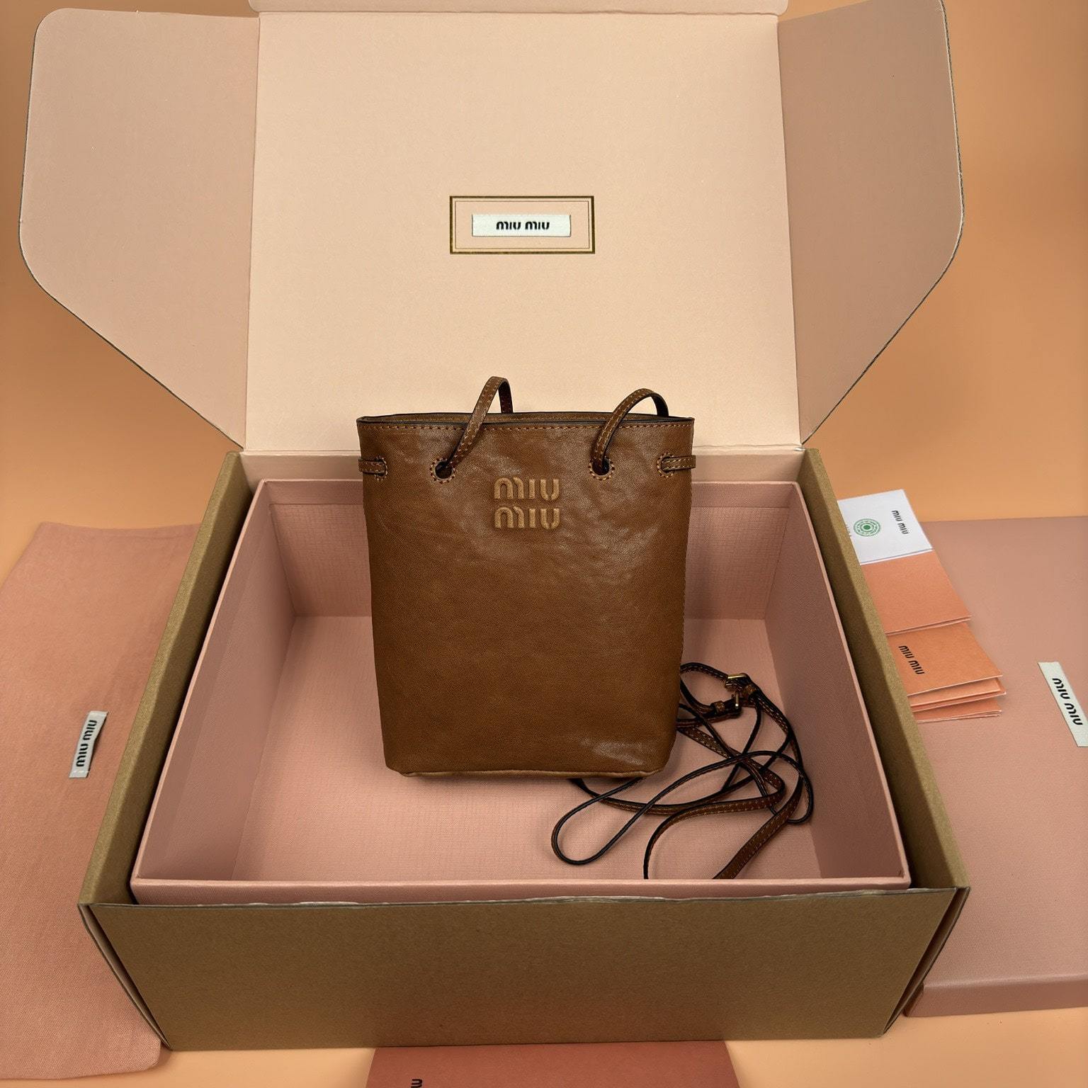 高仿miumiu*5NR460小羊皮水桶包棕色免檢版
