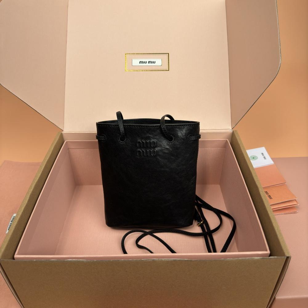 高仿miumiu*5NR460小羊皮水桶包黑色免檢版