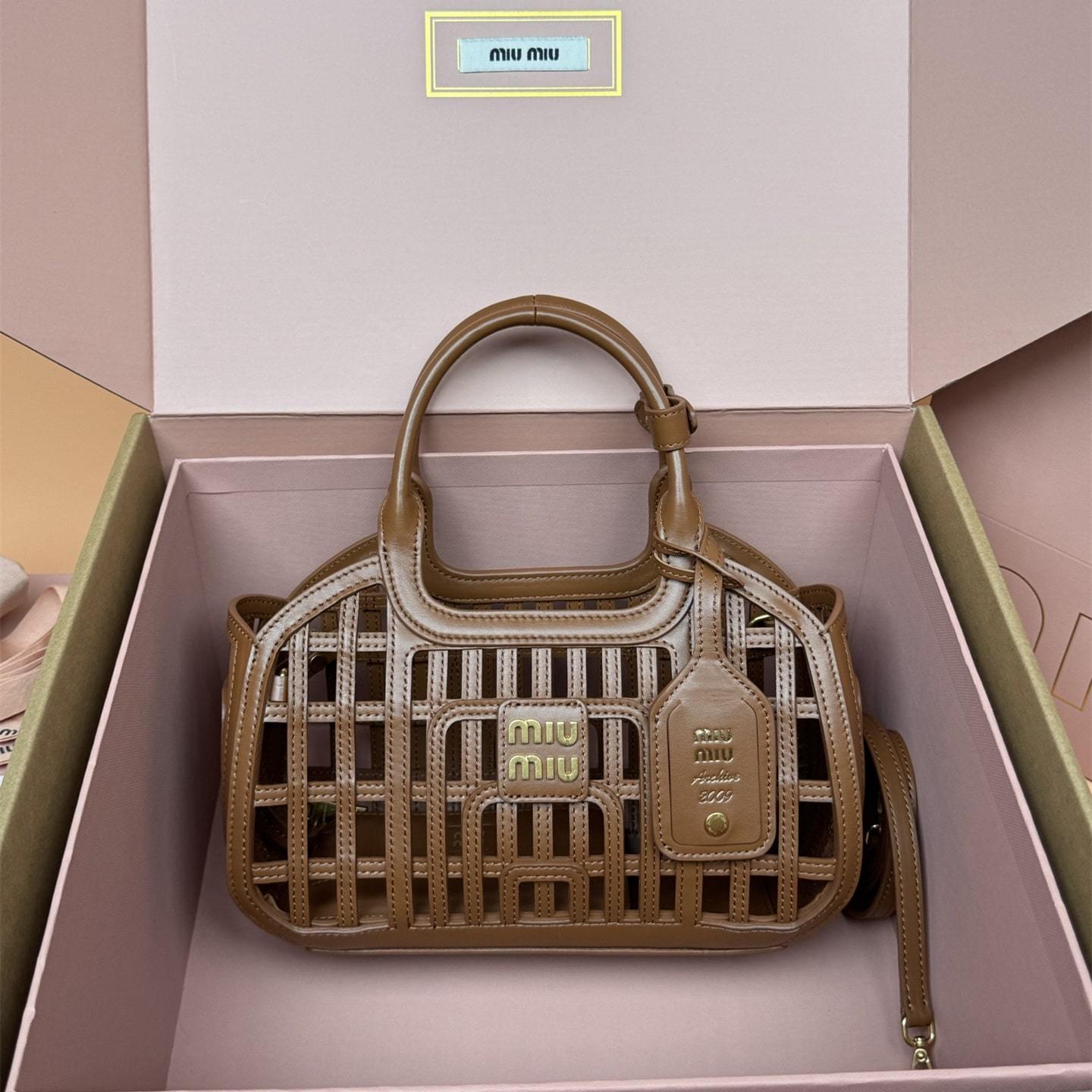 高仿miumiu*5BA294小牛皮鏤空手提包棕色免檢版