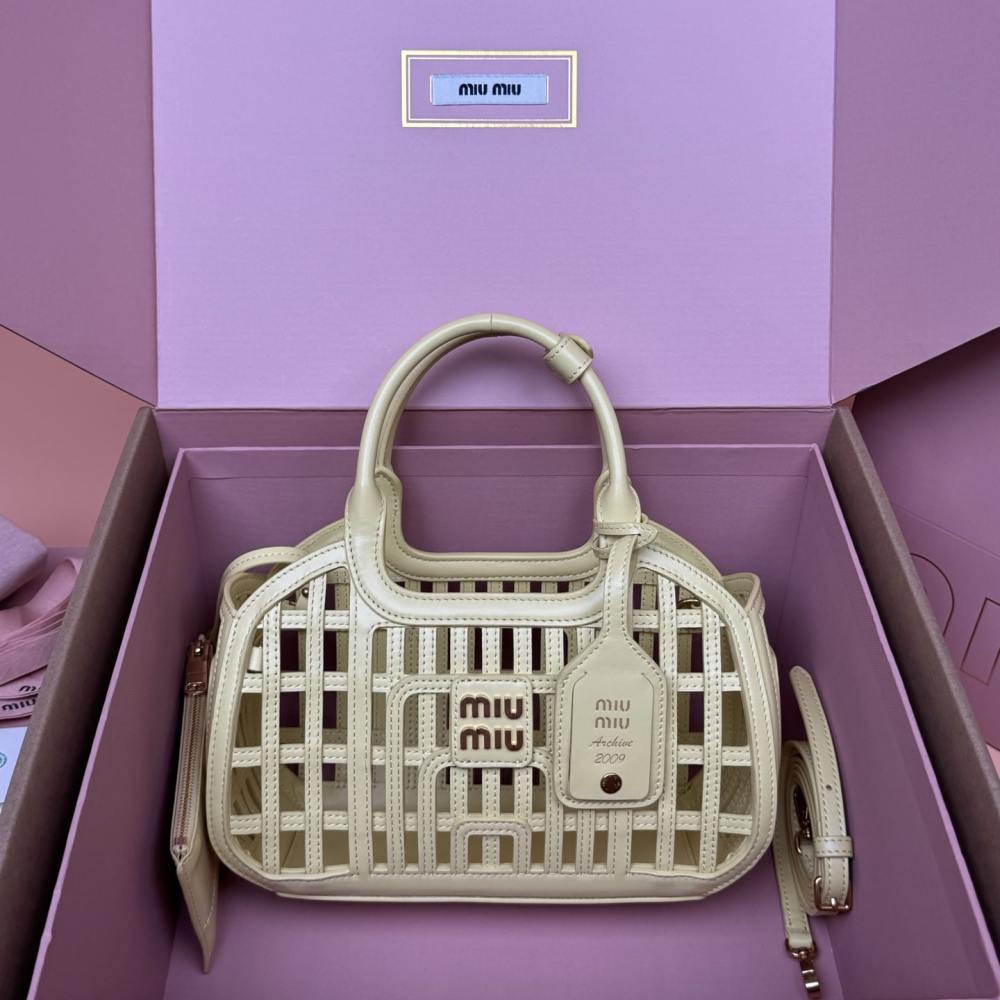 高仿miumiu*5BA294小牛皮鏤空手提包黃色免檢版