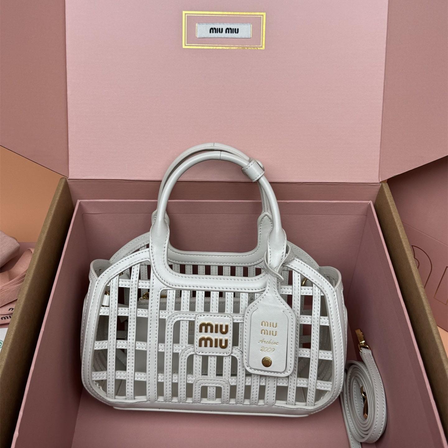 高仿miumiu*5BA294小牛皮鏤空手提包白色免檢版