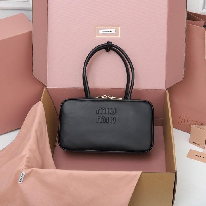 高仿miumiu*5BB172壓紋LOGO手提包小牛皮黑色免檢版