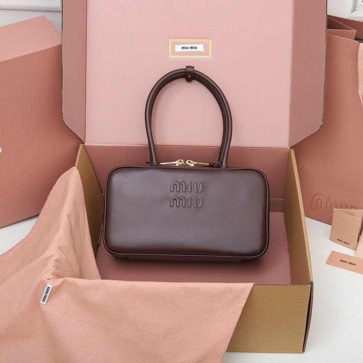 高仿miumiu*5BB172壓紋LOGO手提包小牛皮石楠木色免檢版