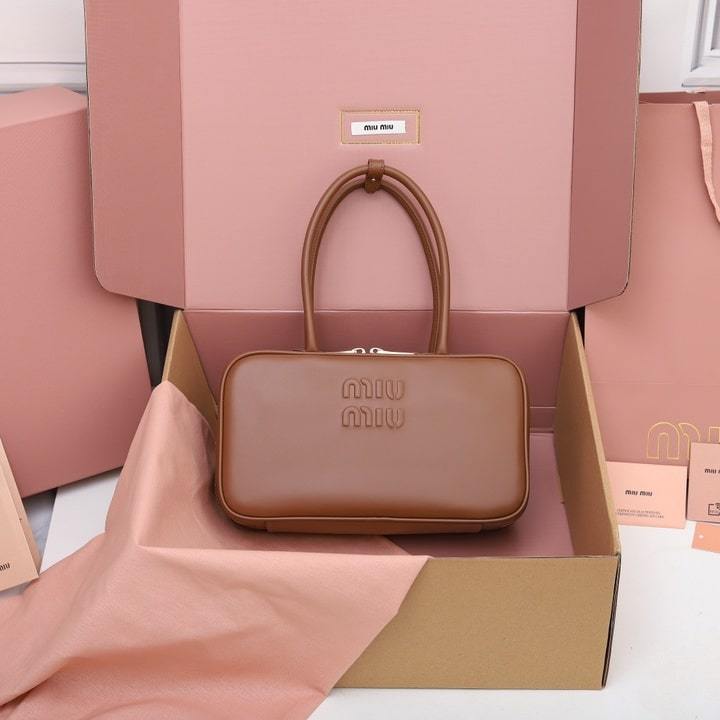 高仿miumiu*5BB172壓紋LOGO手提包小牛皮棕色免檢版