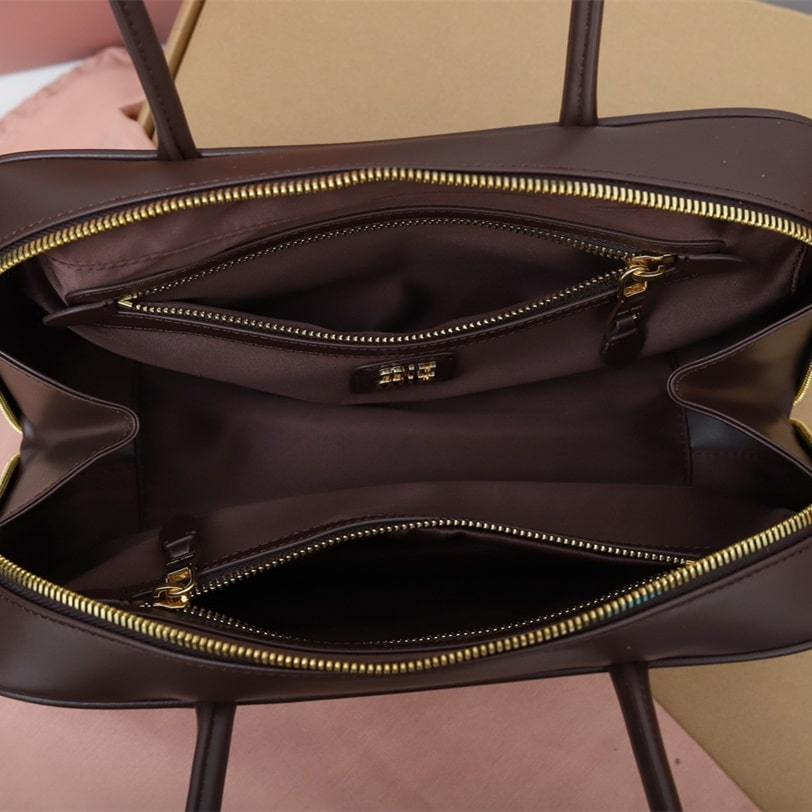 高仿miumiu*5BB172壓紋LOGO手提包小牛皮石楠木色免檢版