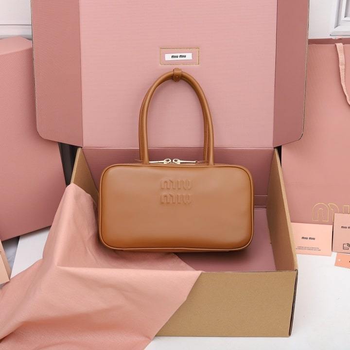 高仿miumiu*5BB172壓紋LOGO手提包小牛皮白蘭地免檢版