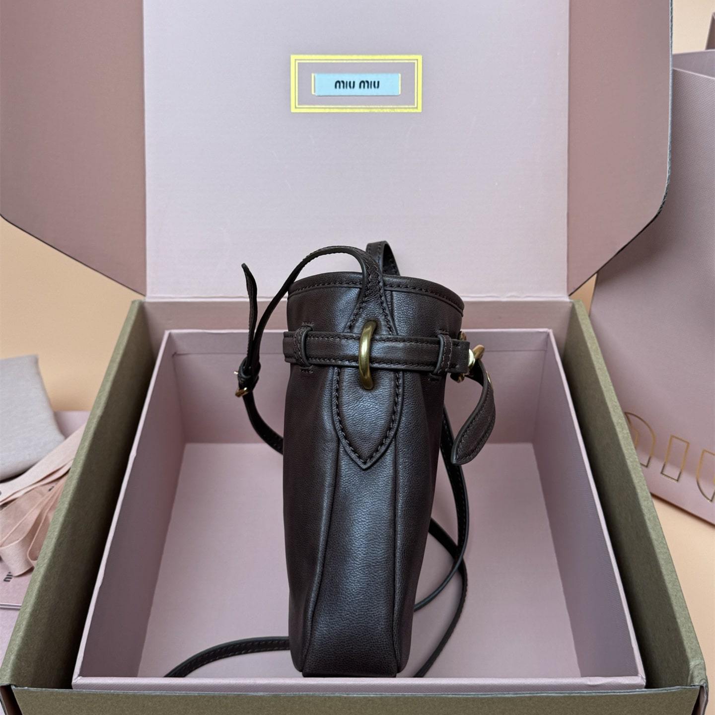 高仿miumiu*5NR461小羊皮水桶袋石楠木色免檢版